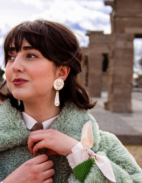 Pendientes largos de porcelana pintados en oro