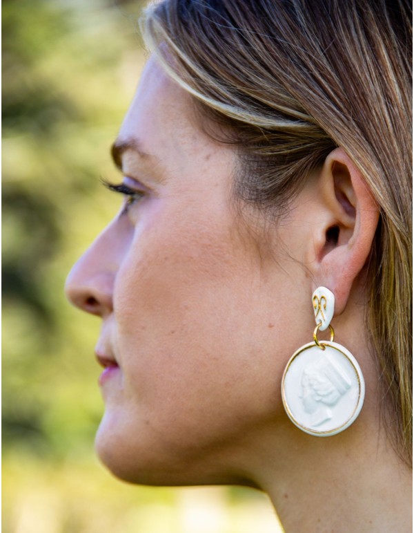 Boucle d'oreilles médaille en porcelaine peinte en or 2
