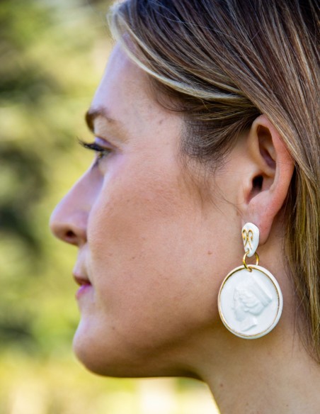 Pendientes medalla de porcelana pintada en oro