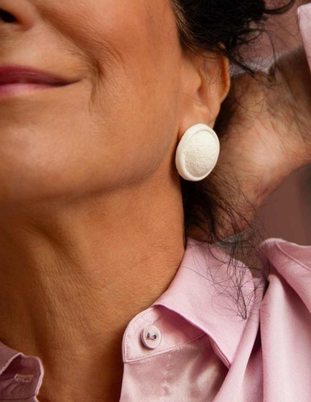 Boucle d'oreilles Boutonnières en céramique blanche texturée