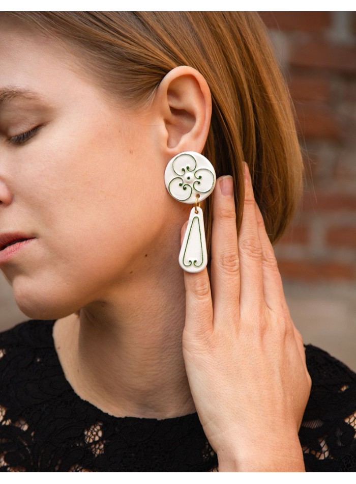 Porcelain ceramic green enamel earrings | INVITADISIMA