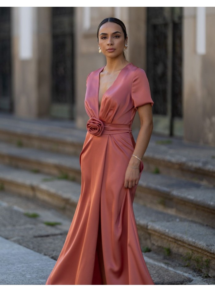 Robe longue de fête en satin corail avec manches courtes et ornements floraux