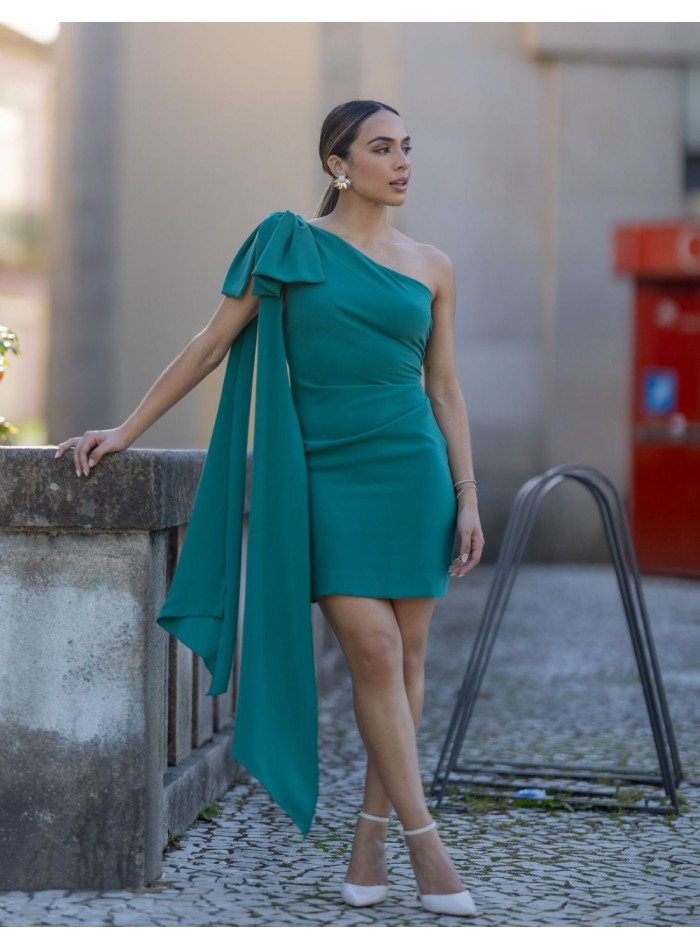 Robe courte asymétrique avec laçage aux épaules