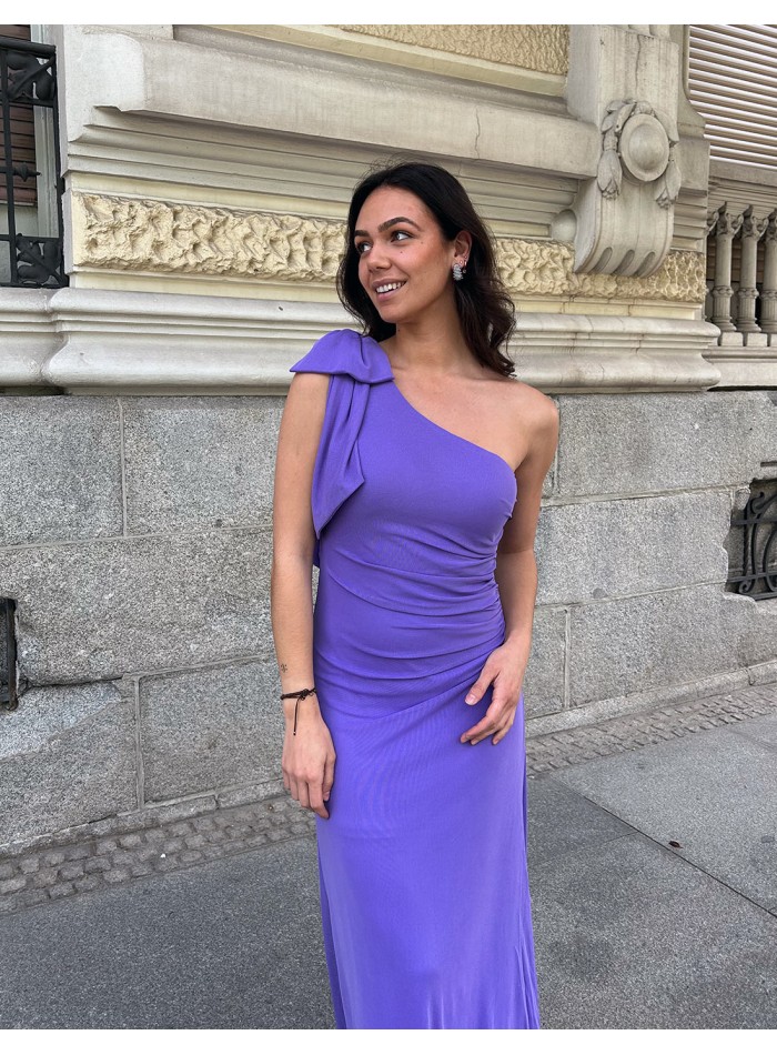 Vestido de fiesta largo con escote asimétrico y detalle lazo morado