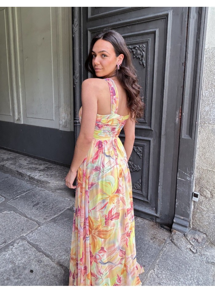 Vestido de fiesta largo estampado con cuello halter y pedrería para invitada