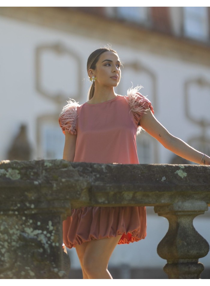 Robe courte de fête en rose maquillée avec des volants