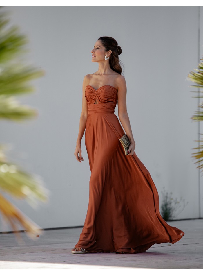 Robe longue de soirée en satin avec encolure...