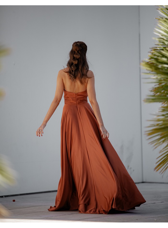 Robe longue de soirée en satin avec encolure...