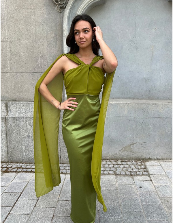 Vestido de fiesta midi satinado con mana capa y cuello halter