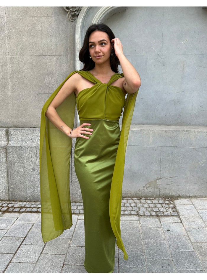 Vestido de fiesta midi satinado con mana capa y cuello halter