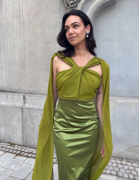 Vestido de fiesta midi satinado con mana capa y cuello halter lima Vestido de fiesta midi satinado con mana capa y cuello halter lima