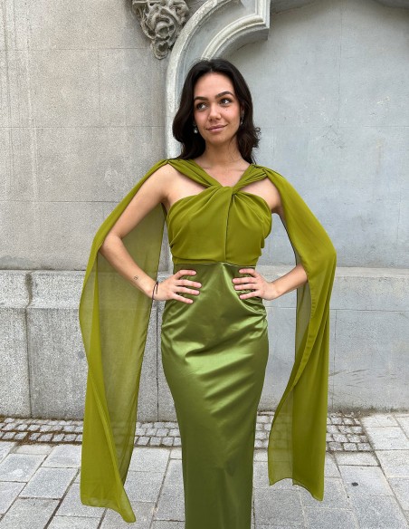 Robe de soirée midi en satin avec manches superposées et encolure licou