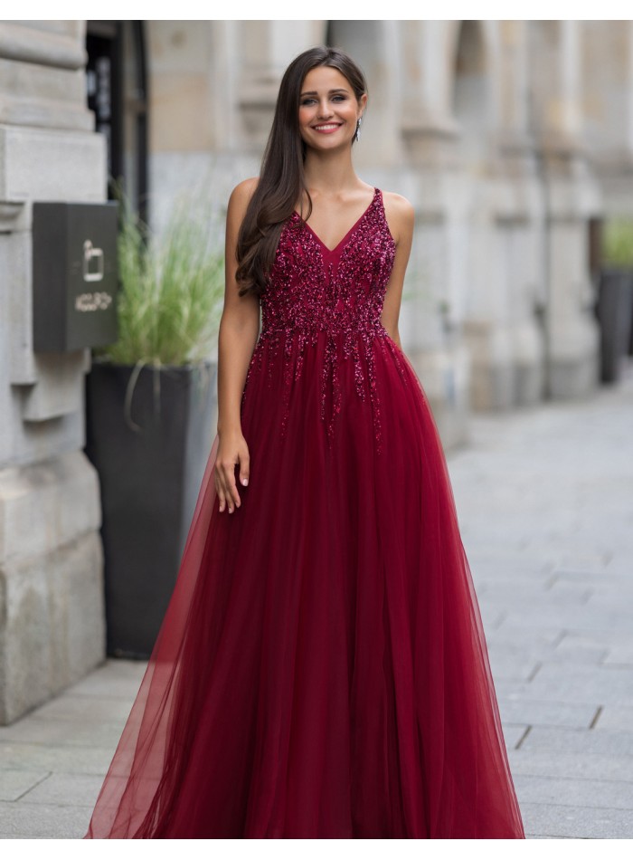 Vestido de fiesta largo con falda de tul y cuerpo de pedrería