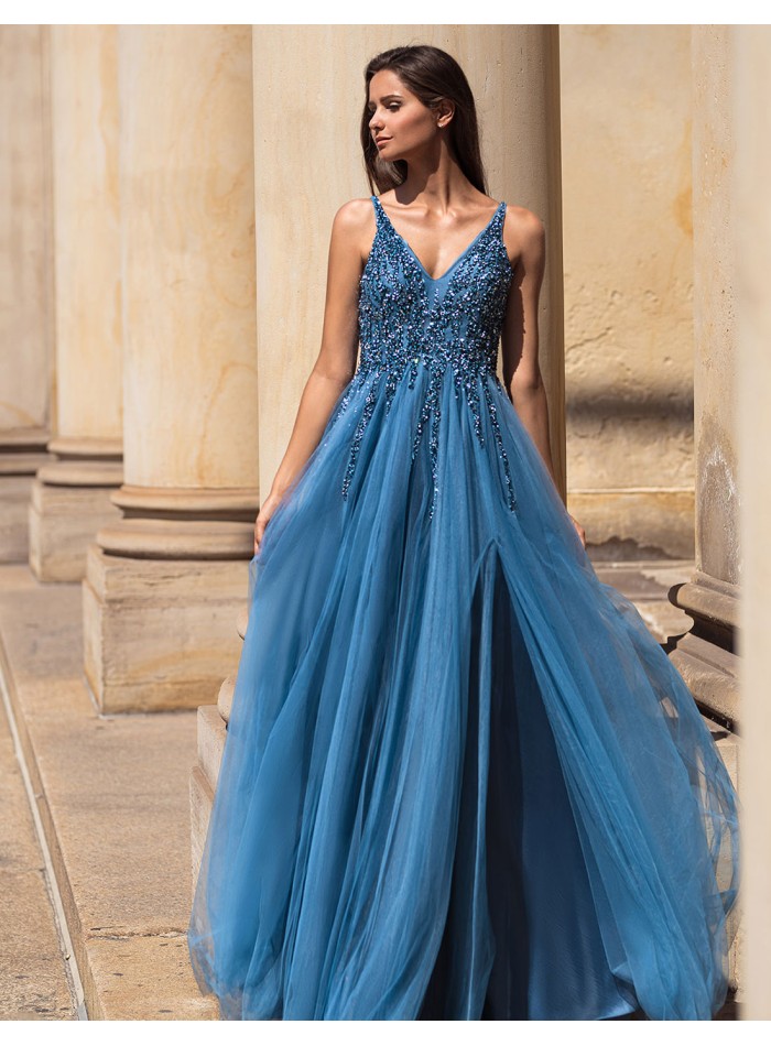 Vestido de fiesta largo con falda de tul y cuerpo de pedrería