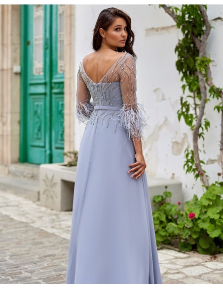 Vestido largo con pedrería y apliques de plumas para invitada