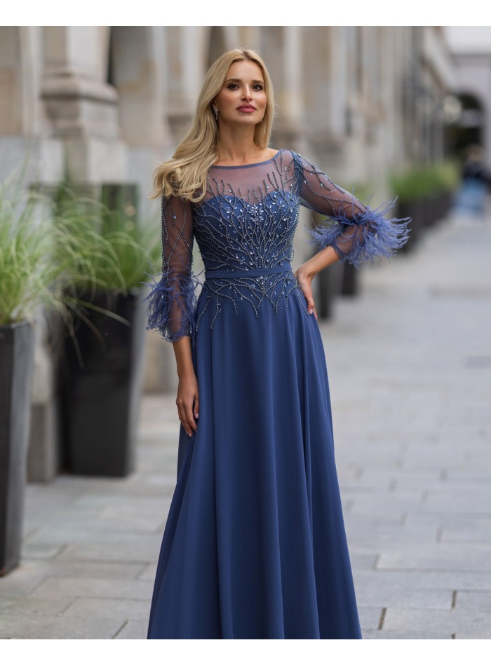 Vestido largo con pedrería y apliques de plumas