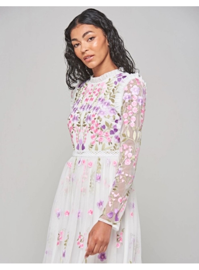 Vestido largo blanco de tul bordado de florecitas