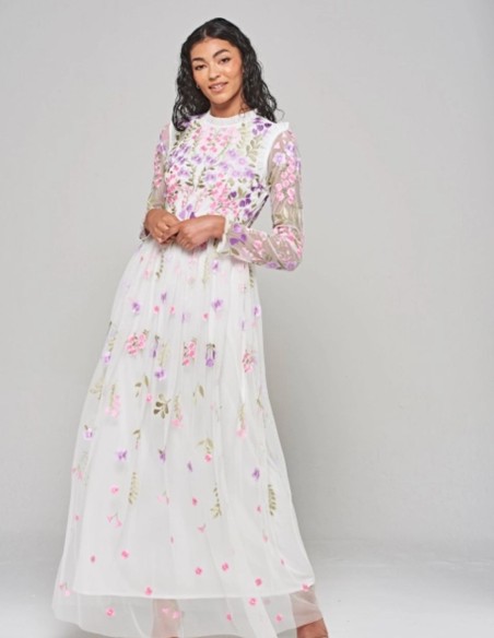 Vestido largo blanco de tul bordado de florecitas