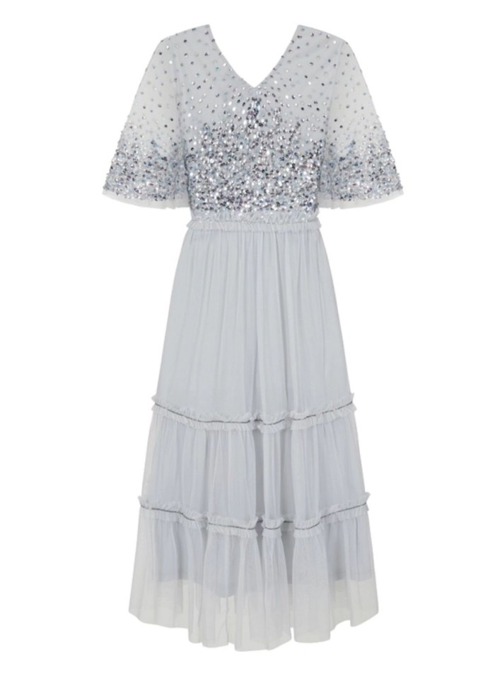 Robe de cocktail bleue en tulle brodé de sequins
