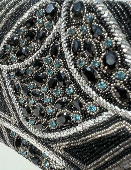 Cartera de mano de pedrería en tono negro con cristales