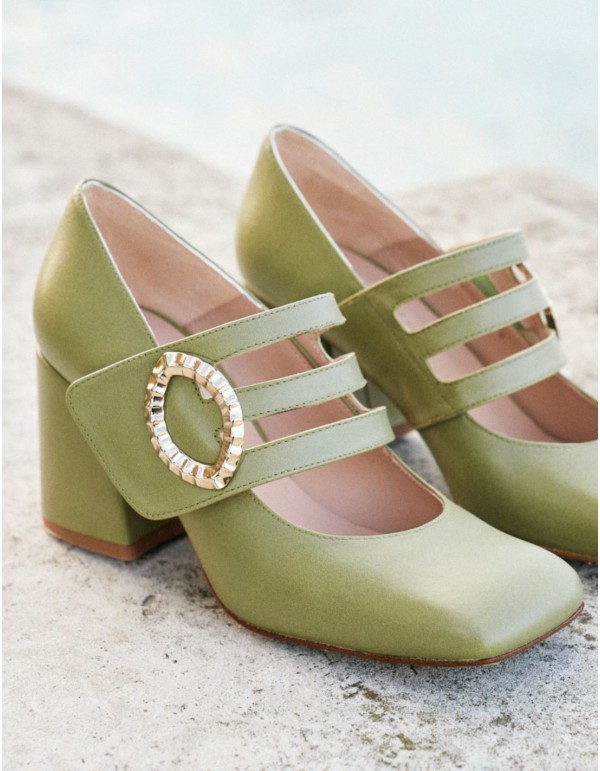 Zapatos de salón verde oliva con hebilla dorada