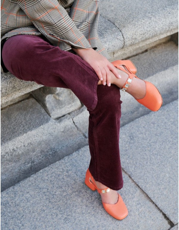 Zapato de salón coral con hebilla de piedras adorno