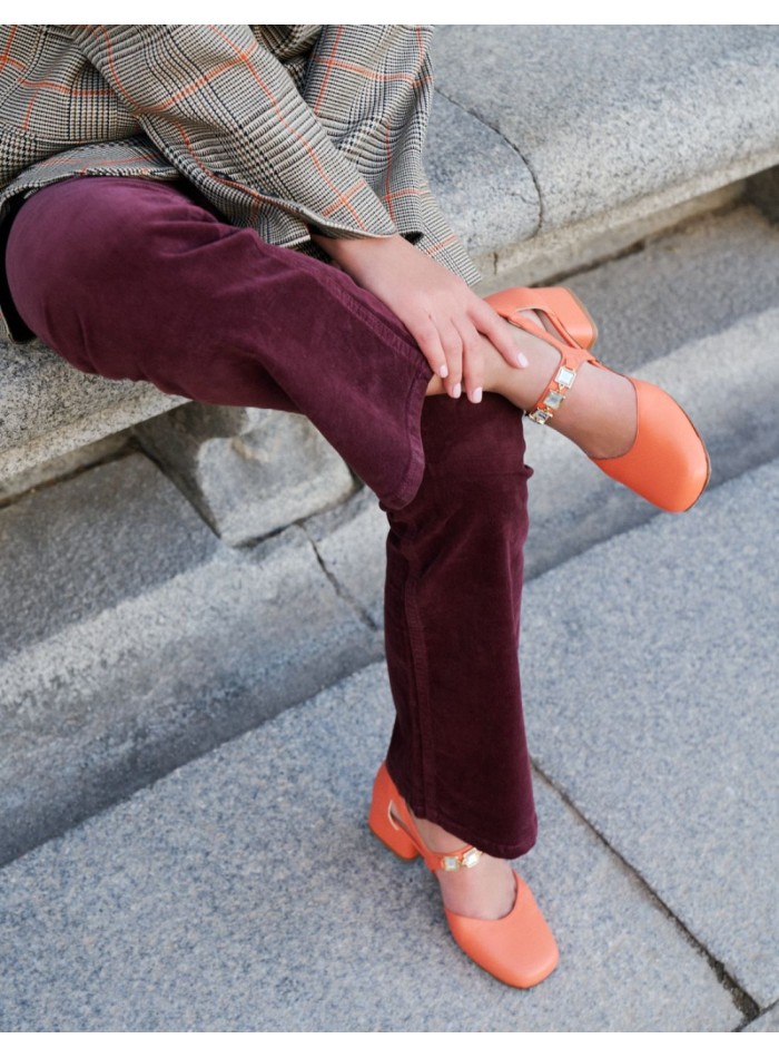 Chaussures en corail ornées d'une boucle en pierre