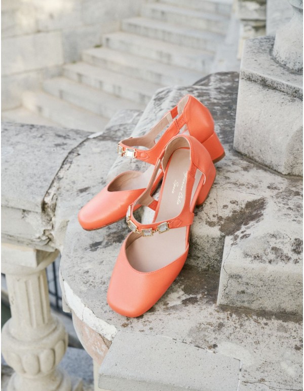 Zapato de salón coral con hebilla de piedras adorno 2