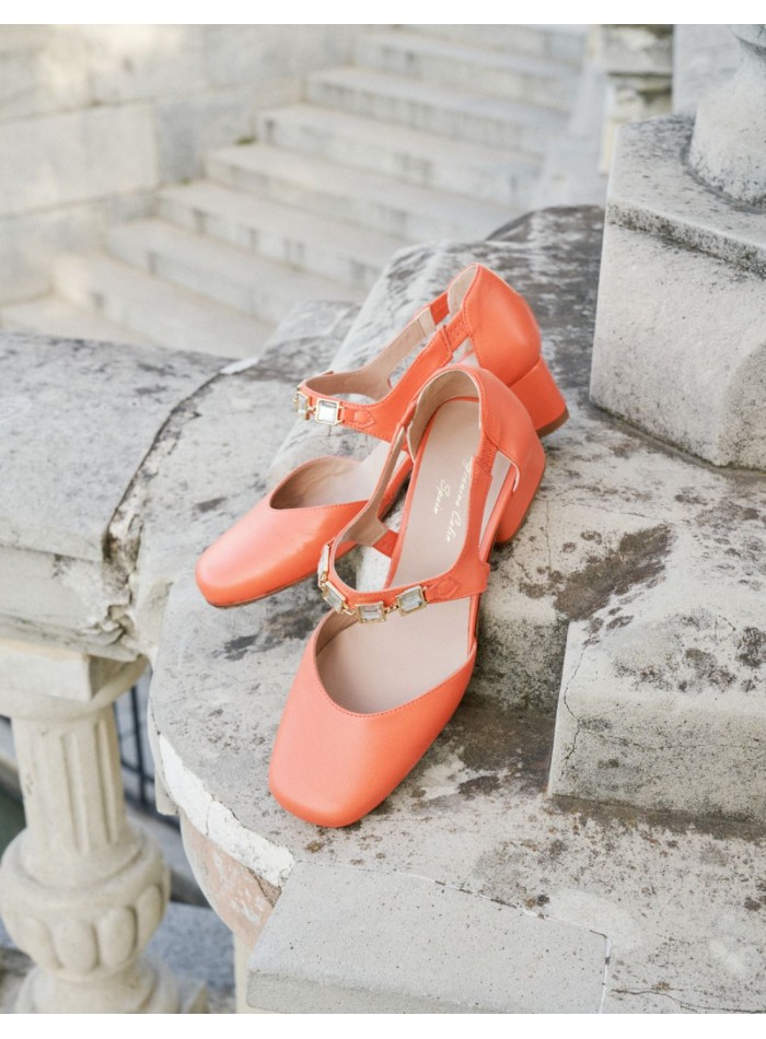 Zapato de salón coral con hebilla de piedras...