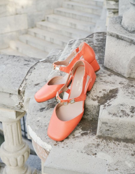 Zapato de salón coral con hebilla de piedras adorno
