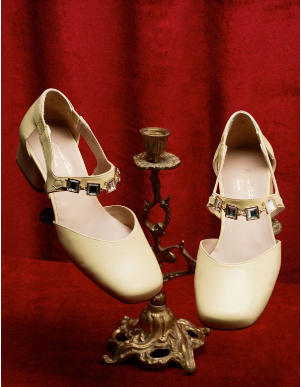 Zapatos de salón crema con hebilla de piedras adorno