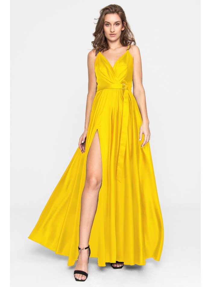 Longue robe jaune en satin avec décolleté en V et fente latérale