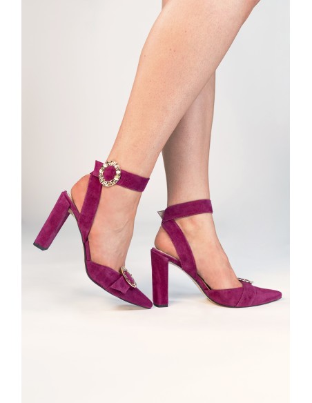 Heeled sandal in dark bougainvillea color with textured gold details