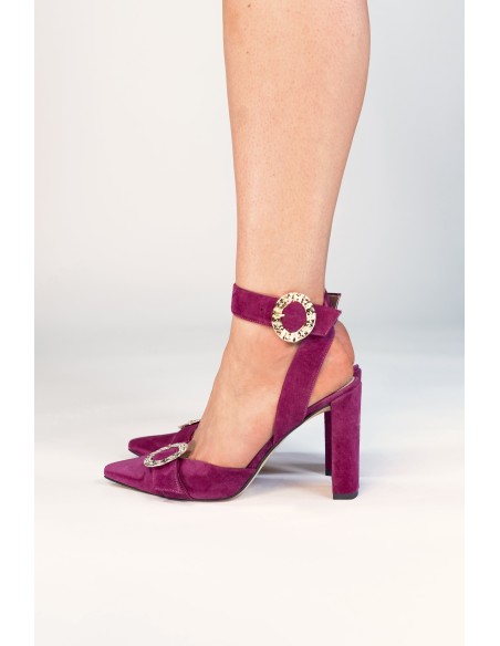 Heeled sandal in dark bougainvillea color with textured gold details