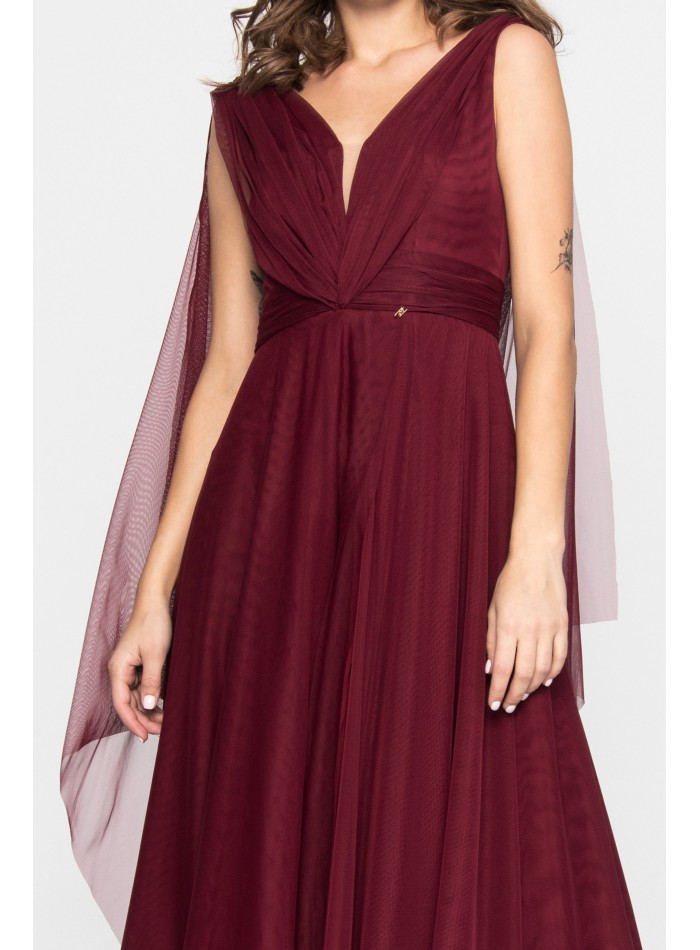 Vestido largo de tul burdeos con abertura lateral