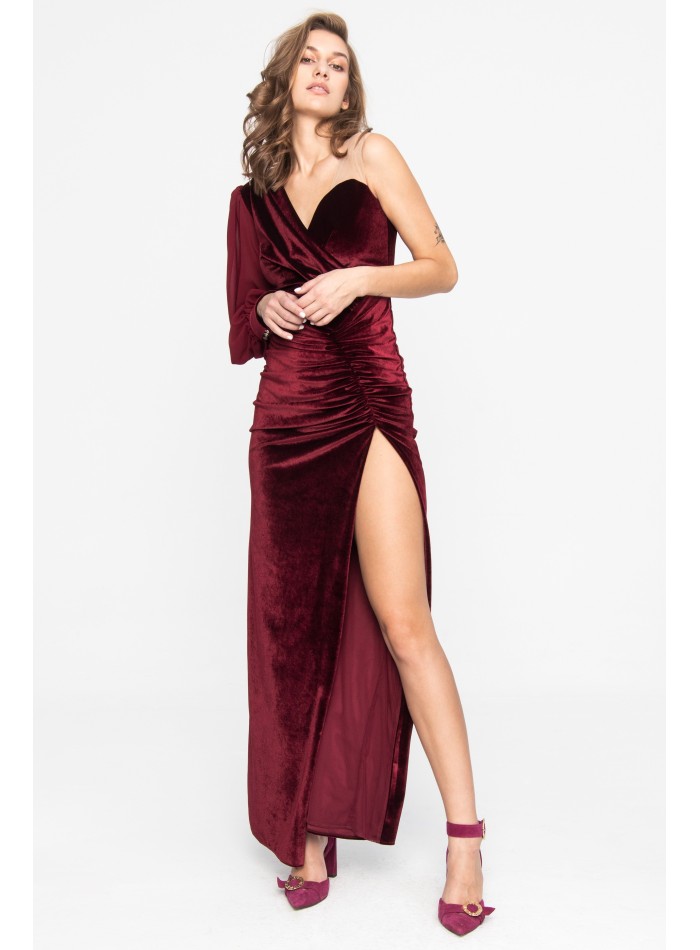 Robe longue asymétrique en velours bordeaux avec fente au niveau des jambes