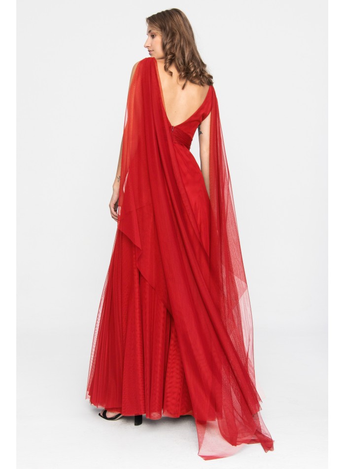 Longue robe de tulle rouge avec décolleté en V...