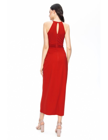 Vestido rojo drapeado con escote halter para invitadas