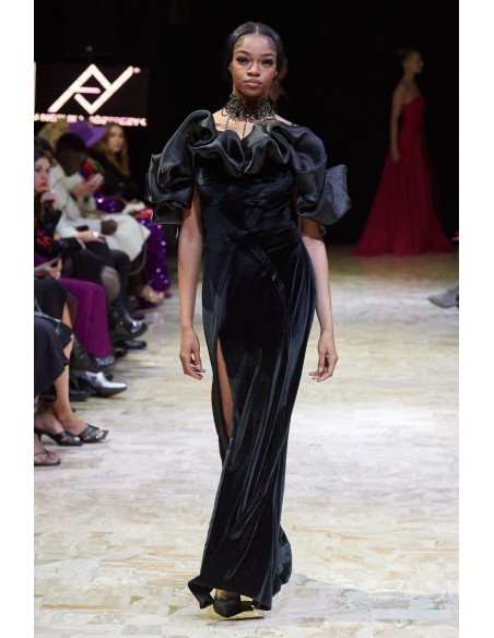 Vestido negro de fiesta largo con volumen y abertura