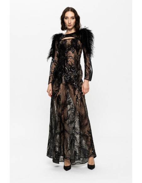 Vestido largo de noche con bordado de lentejuelas y detalles de plumas en los hombros