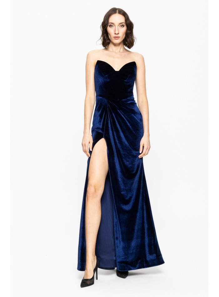 Longue robe de bal en velours bleu marine avec encolure cache-coeur et grande fente