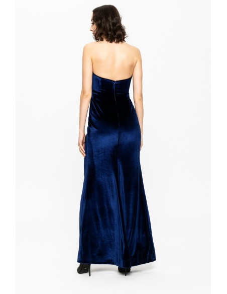 Vestido de gala largo en terciopelo azul marino con escote corazón y abertura alta