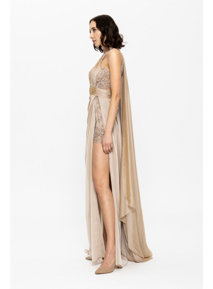 Vestido de gala largo beige con escote halter y...