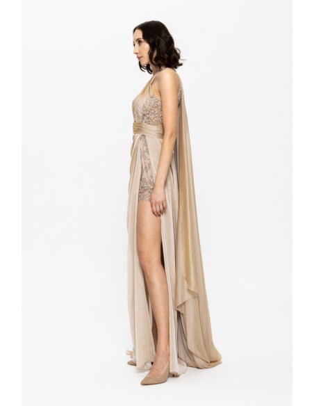 Vestido de gala largo beige con escote halter y abertura frontal