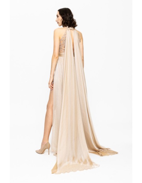 Vestido de gala largo beige con escote halter y abertura frontal