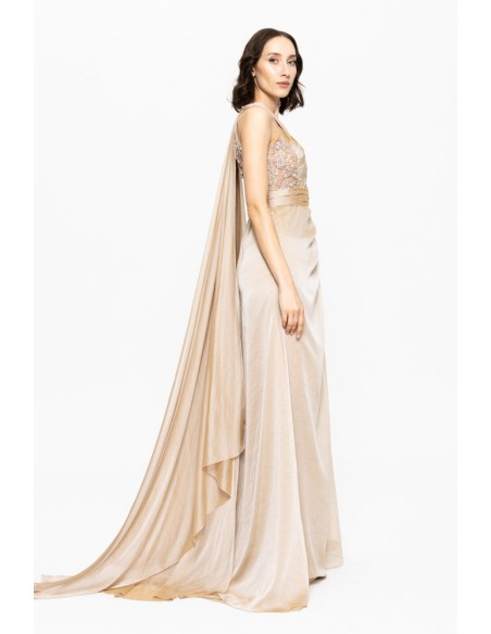 Vestido de gala largo beige con escote halter y abertura frontal