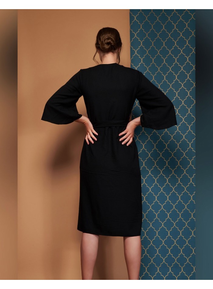 Vestido midi negro con estampado de flores y mangas kimono