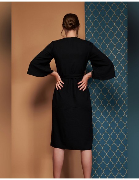 Vestido midi negro con estampado de flores y mangas kimono Vestido midi negro con estampado de flores y mangas kimono