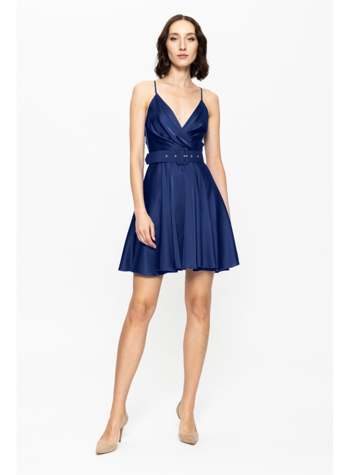 Robe courte d'invité en satin bleu avec bretelles