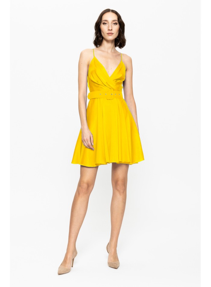 Robe courte d'invité en satin jaune avec décolleté en V